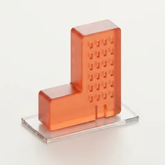 Icône en verre orangé : un bâtiment bas et une tour aux petites fenêtres