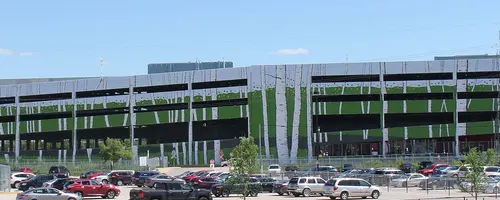 Le complexe du Club Regent Casino à Winnipeg : le mur du stationnement étagé et sa murale de bouleaux