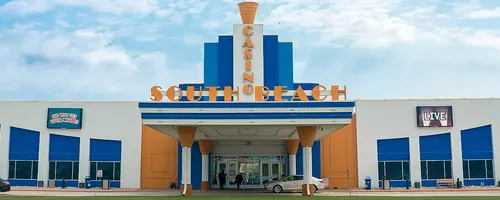 La façade bleue et orange du South Beach Casino & Resort et l'aile de l'hôtel